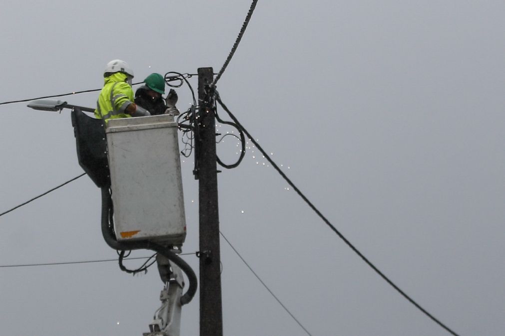 Cerca de 14 mil clientes afetados pela depressão Kristin ainda sem eletricidade
