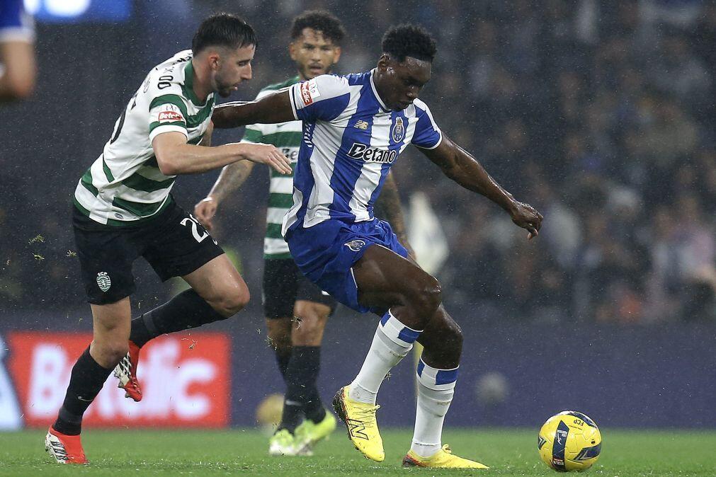 Samu sofre entorse no joelho direito frente ao Sporting e tem época em risco