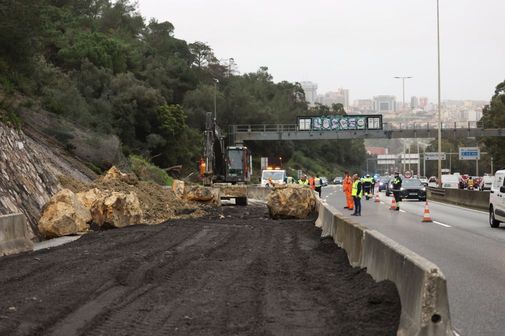 Deslizamento de terras corta acesso da Ponte 25 de Abril para a A5 no sentido Lisboa-Cascais