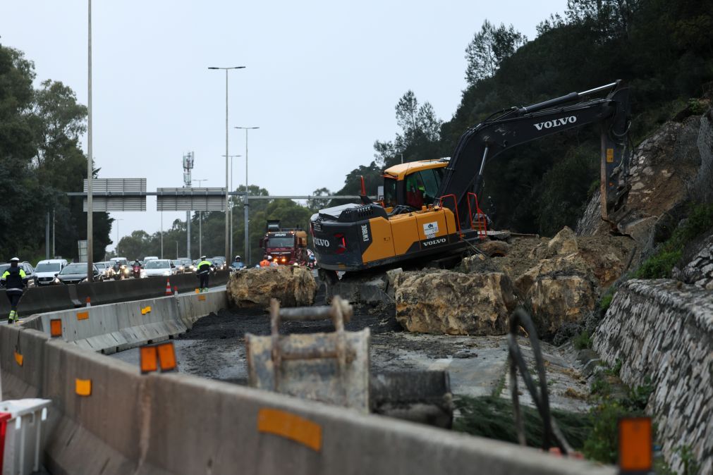 Acesso da Ponte 25 de Abril para a A5 de novo cortado