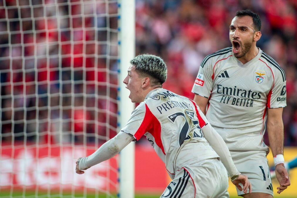 Benfica vence nos Açores e pressiona FC Porto e Sporting