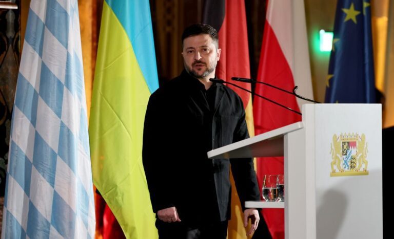 Zelensky pede data para adesão à UE e mais sanções a Moscovo