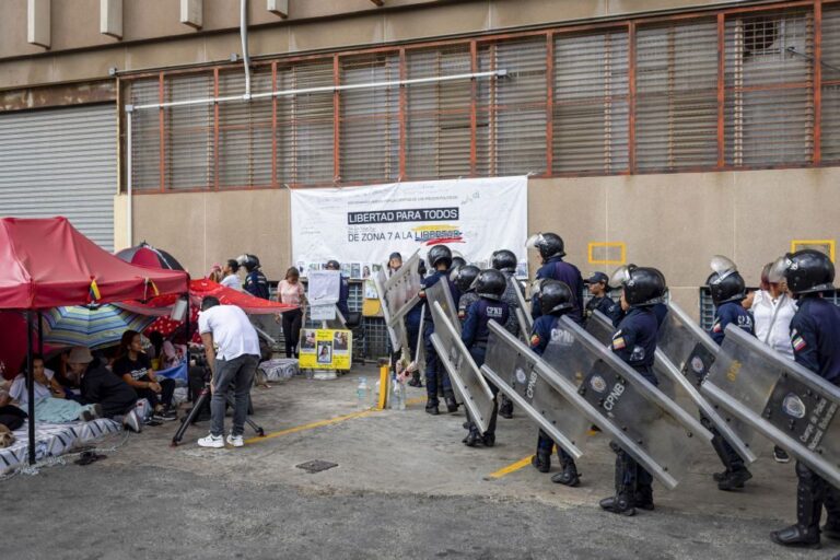 Mulheres familiares de presos políticos completam 72 horas em greve de fome em Caracas
