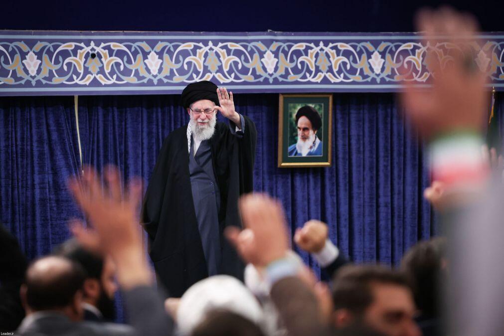 Líder iraniano critica posição negocial dos EUA e desvaloriza ameaças de Trump