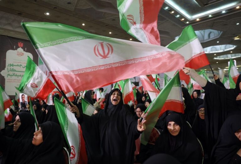 Iranianos manifestam-se em homenagem aos mortos pelo regime nos protestos de janeiro