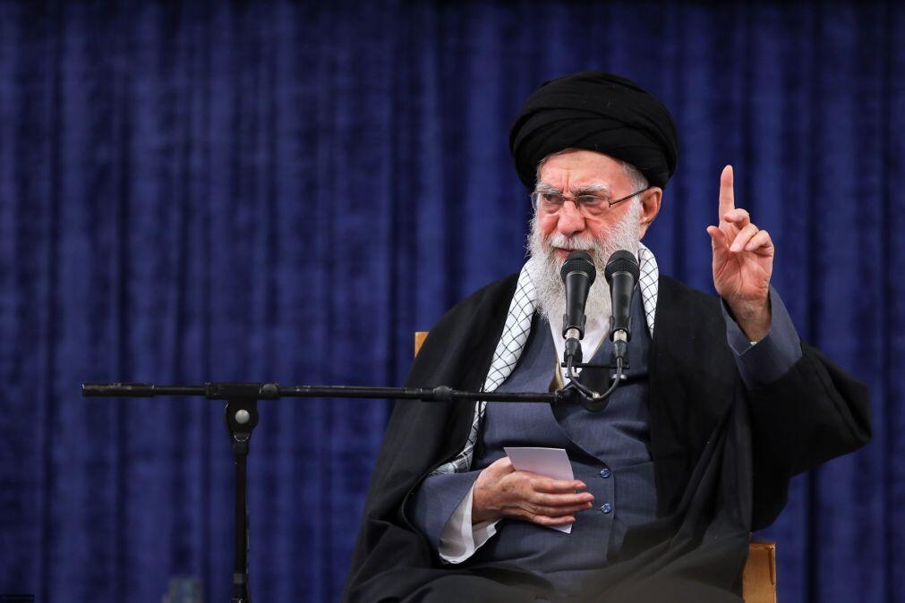 Grande dispositivo de segurança no bairro onde reside Khamenei