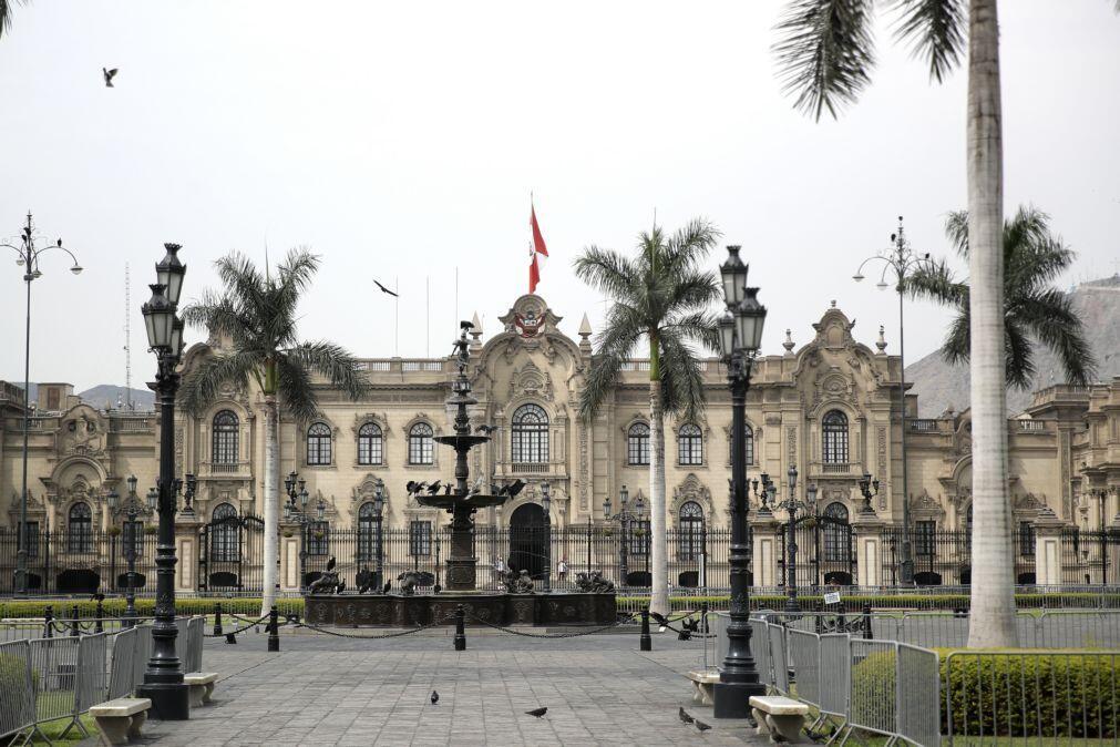 Deputado marxista e candidata de direita disputam a presidência do Peru