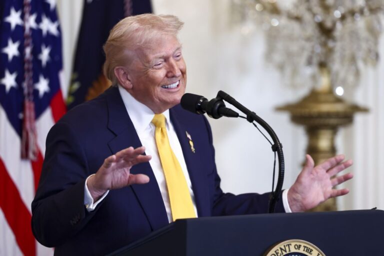 Trump dá 10 dias para acordo com Teerão e admite consequências