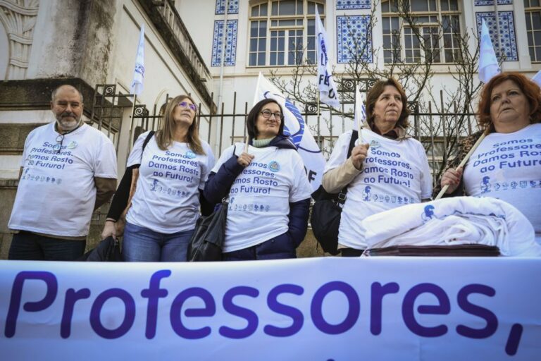 Professores iniciam caravana e acusam Governo de empurrar problemas com barriga