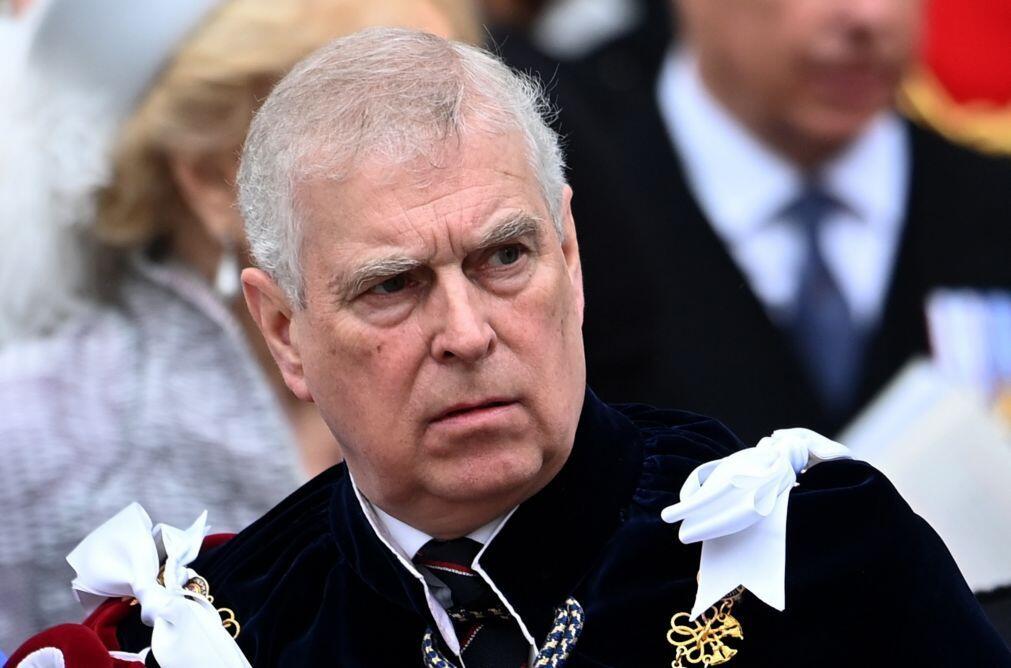 Detenção de ex-príncipe André no caso Epstein abala monarquia britânica