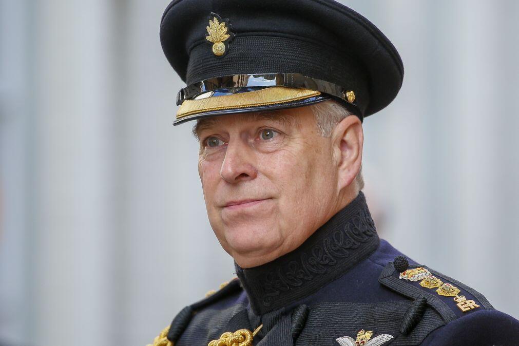 Ex-príncipe britânico André abandona esquadra onde esteve detido