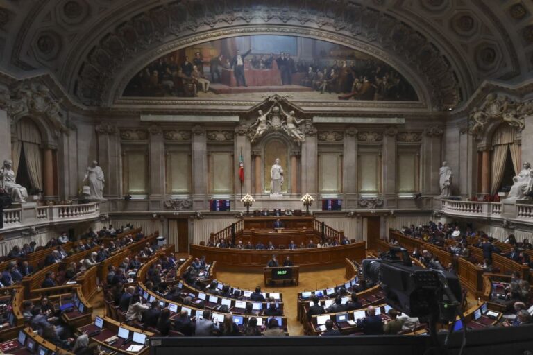 Parlamento debate hoje 'lay-off' pago a 100% apoiado por maioria da oposição contra Governo