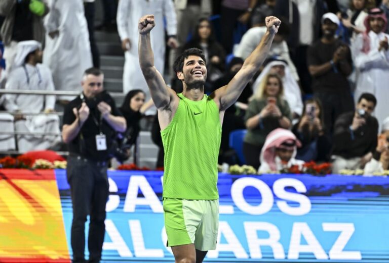 Alcaraz conquista em Doha segundo título de 2026 frente a Fils em 50 minutos