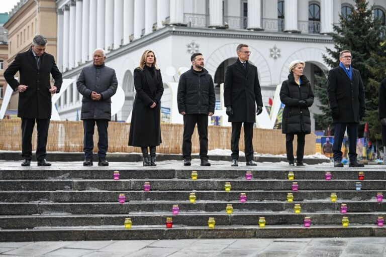 Zelensky diz que Putin não 'quebrou' ucranianos ao assinalar 4 anos da invasão da Rússia