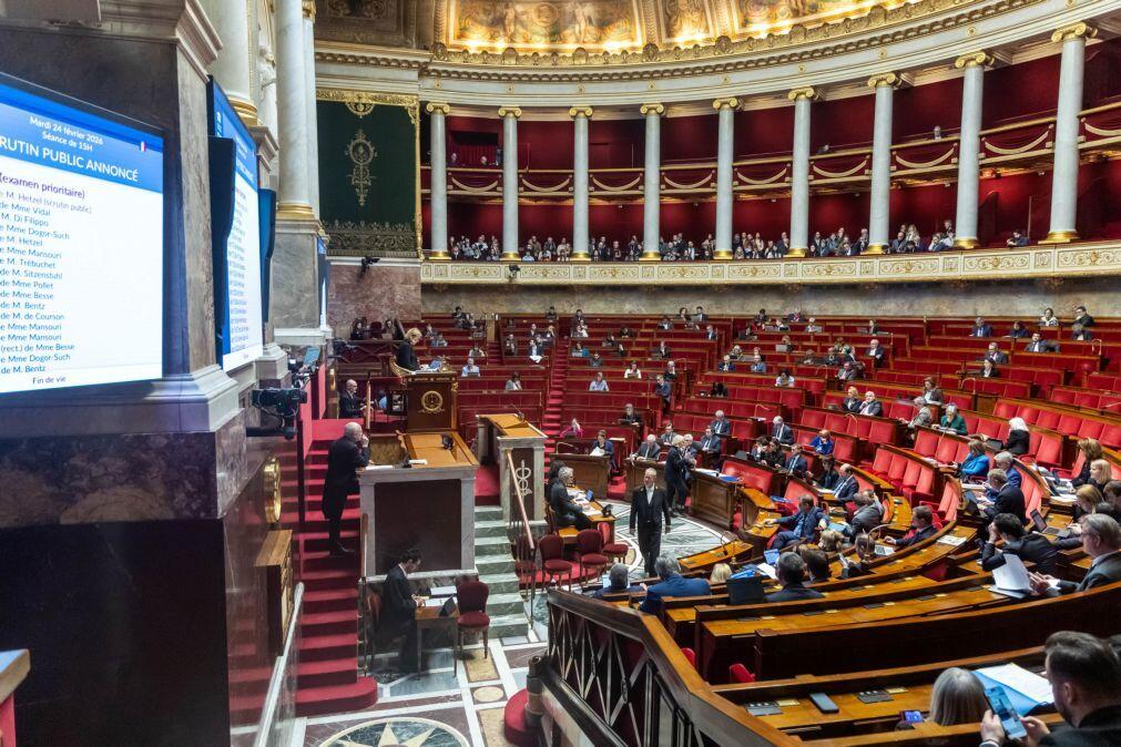 Parlamento francês aprova lei que cria direito à morte assistida