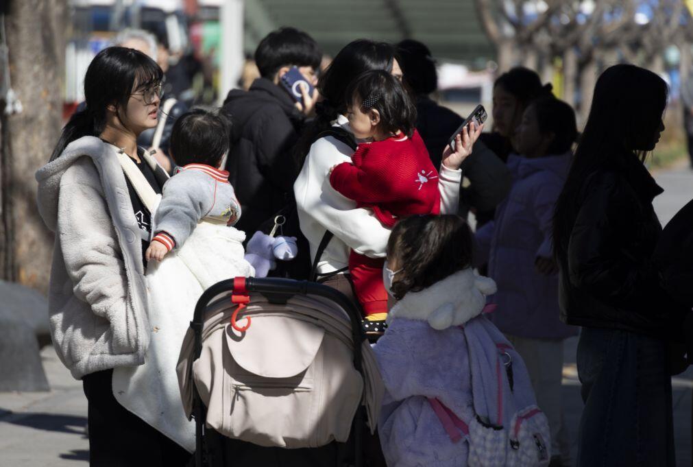 Coreia do Sul regista subida de 6% nos nascimentos mas continua a envelhecer