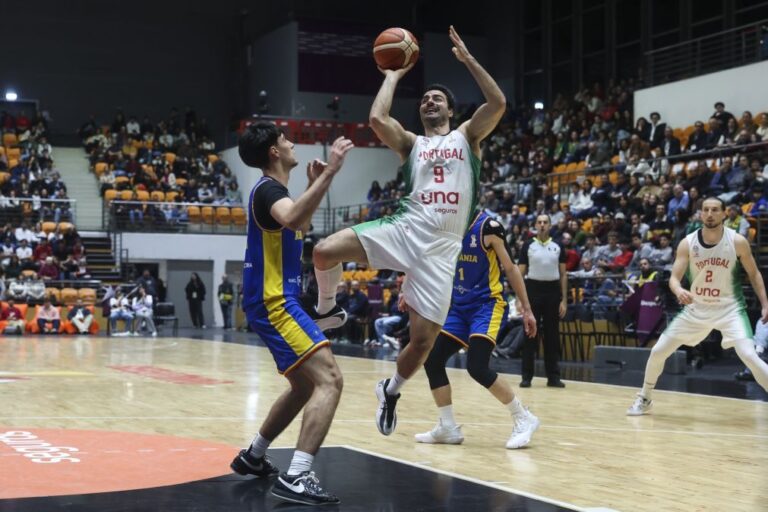 Portugal vence Roménia e lidera Grupo B na corrida ao Mundial de basquetebol