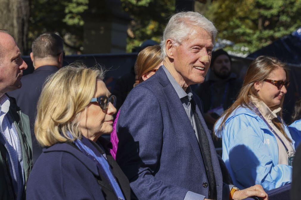 Bill Clinton nega ilegalidades em relação com Epstein