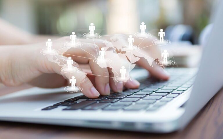 Comunidades e guias online que moldam o que vemos e jogamos