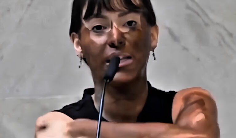 Deputada pinta o rosto de negro para questionar a identidade de género e gera escândalo nacional