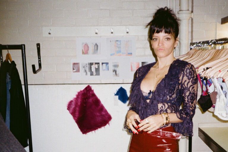 Lily Allen e o vestido de recibos: Vingança ou performance artística?