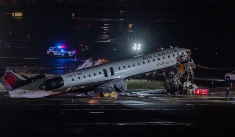 Air Canada LaGuardia: Colisão fatal com camião de bombeiros vitima piloto e copiloto