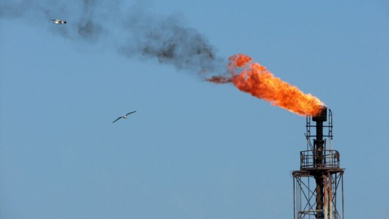 Petróleo WTI ultrapassa 90 dólares por barril pela primeira vez desde 2023