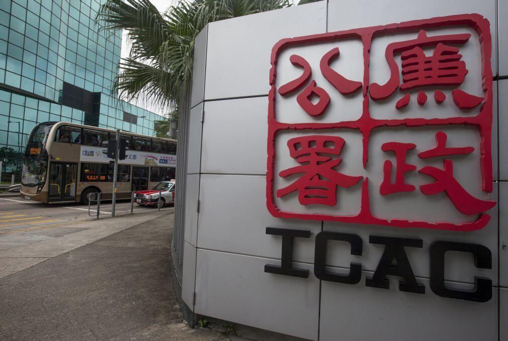 Hong Kong aumenta pressão regulatória com buscas em corretoras chinesas