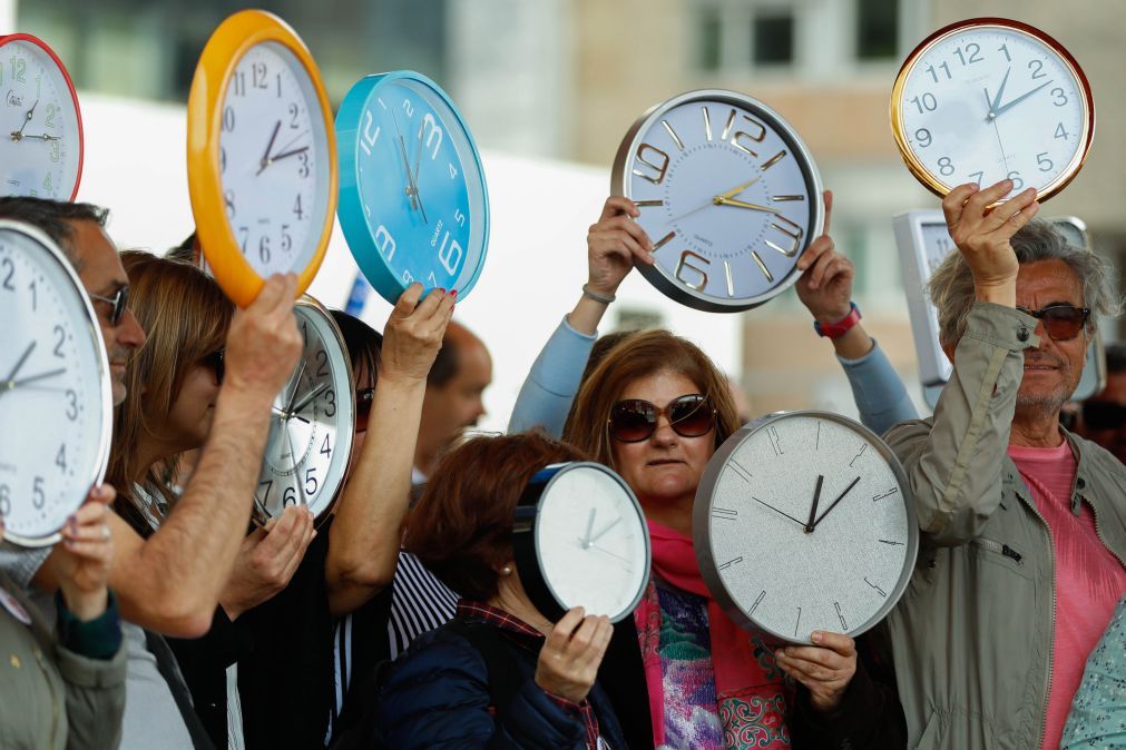 Relógios adiantam uma hora na próxima madrugada
