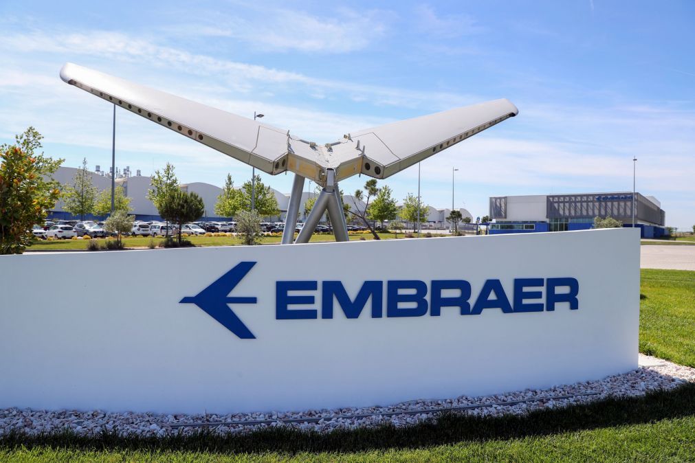 Brasileira Embraer com receitas recorde em 2025 mas com queda de 47,9% nos lucros 