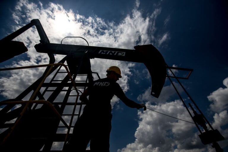 Brent cai mais de 9% após Trump anunciar conversações com Teerão