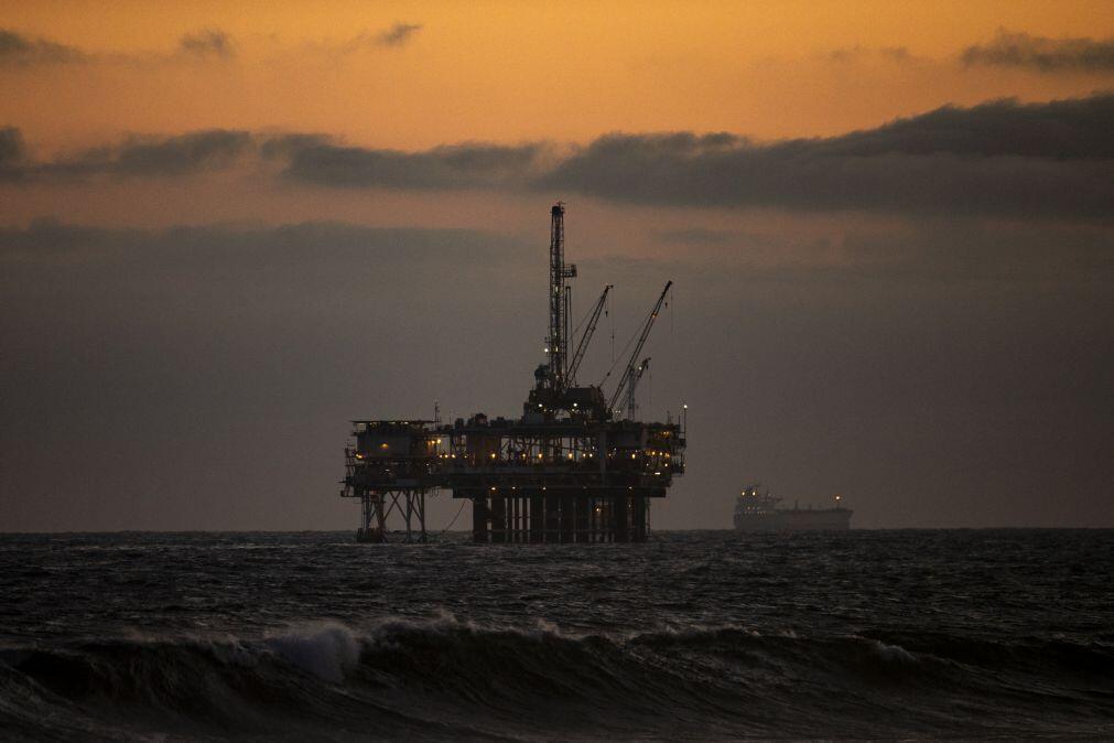Barril de Brent antige máximo desde abril de 2024 e ultrapassa 90 dólares