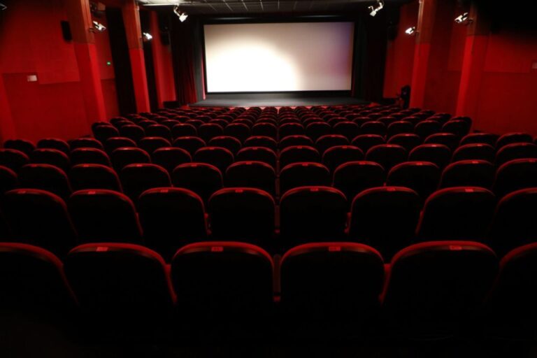 Cinemas vão ter um filme por mês com acesso a legendas descritivas e audiodescrição