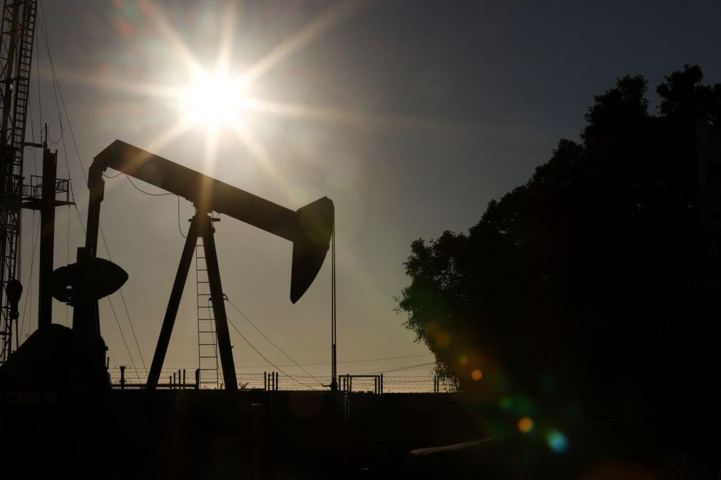 Brent ultrapassa 87 dólares pela 1.ª vez desde 2024 e sobe quase 21% na semana