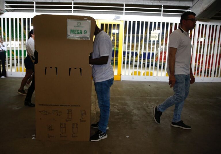 Colombianos votam numas legislativas marcadas por violência de grupos armados