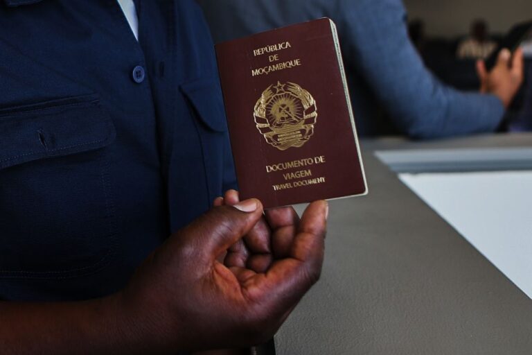Moçambique prevê emitir três mil passaportes em 30 dias para travar emigração ilegal