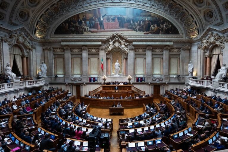 Parlamento aprova 'lay-off' simplificado com salário pago a 100%