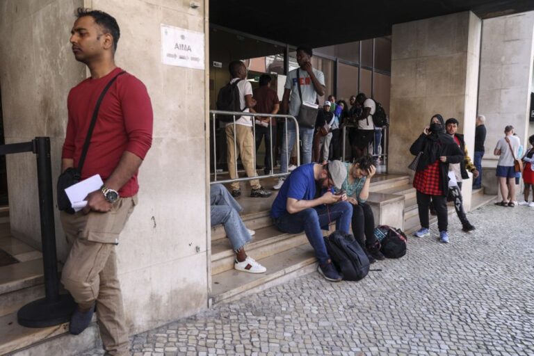Imigrantes lamentam aumento das taxas da agência para as migrações