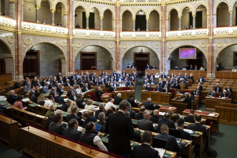 Hungria veta ajuda a Kiev e bloqueia adesão à UE