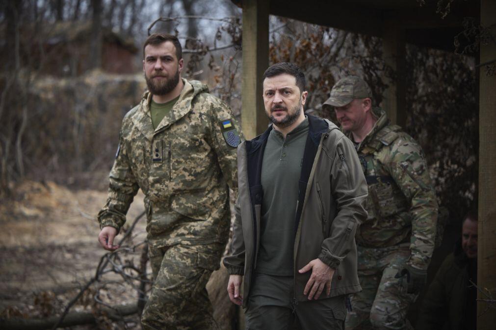 Zelensky visita região de Donetsk próxima da frente de guerra