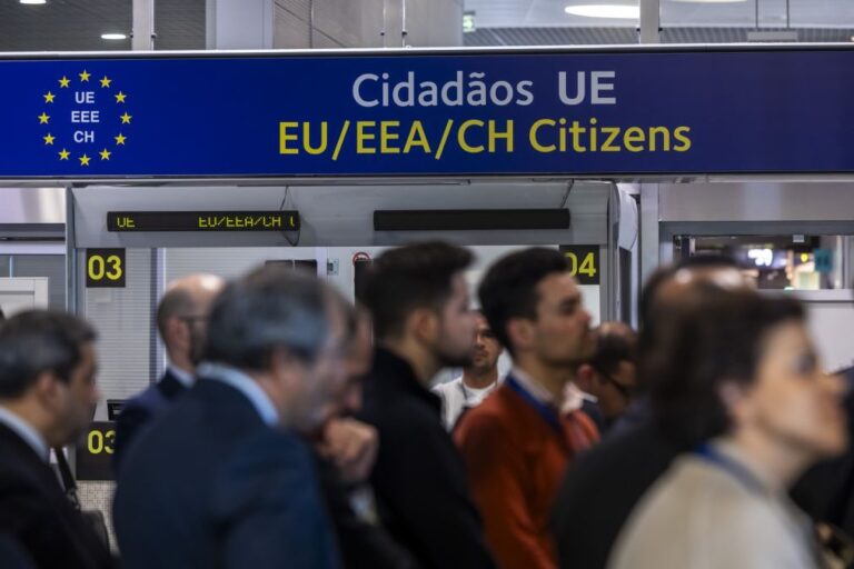 Espera no controlo de fronteira no aeroporto de Lisboa atinge 2 horas ao início da manhã