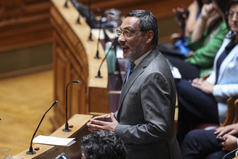 PS diz que Governo não tem razões para estar satisfeito com excedente orçamental e aconselha menos propaganda