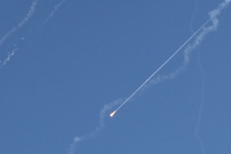 Forças israelitas confirmam impacto de mísseis iranianos no centro de Israel