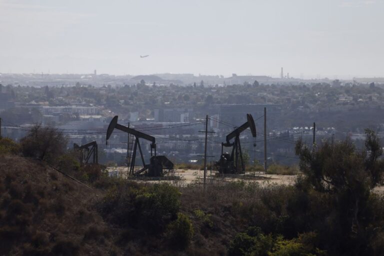 Petróleo dos EUA sobe mais de 6% e ultrapassa 79 dólares