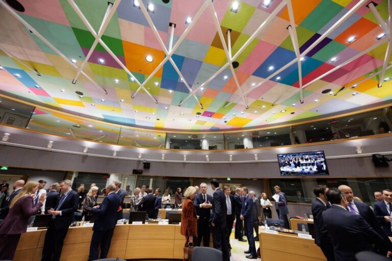 Irão: Ministro das Finanças da zona euro discutem hoje impactos económicos
