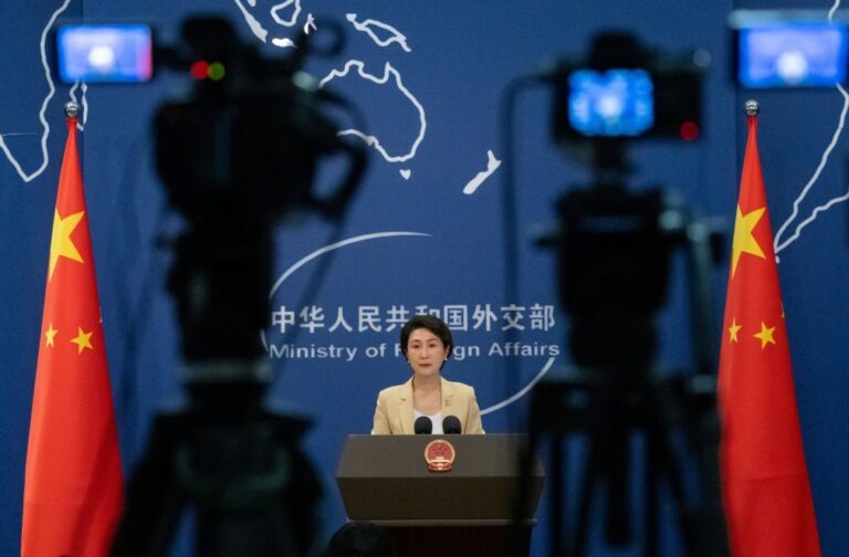 China pede cessar de operações militares e destaca importância estratégica de Ormuz