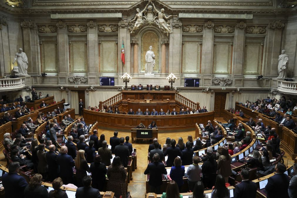Parlamento chumba novas regras para empresas comunicarem contratações