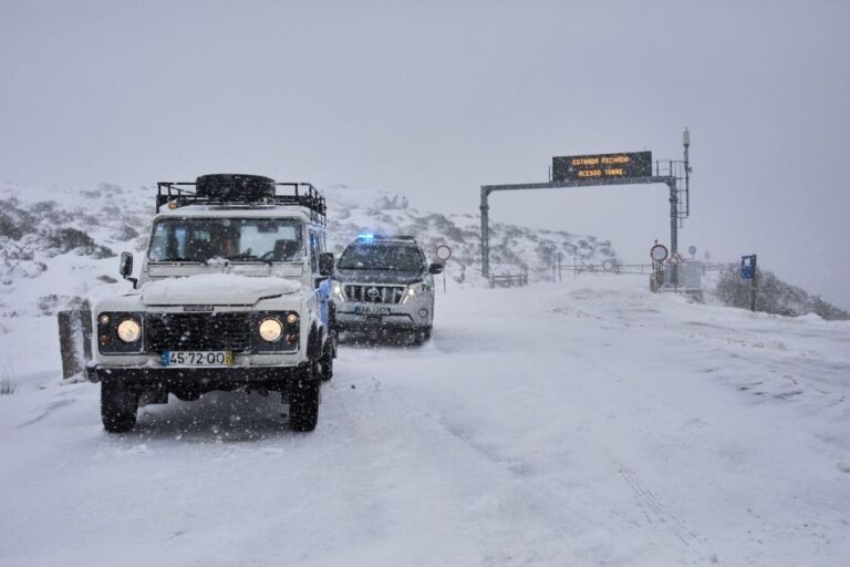 Neve regressa e fecha estrada na Serra da Estrela