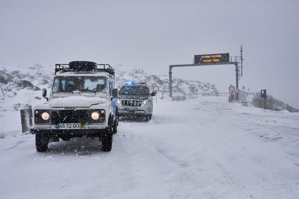 Neve regressa e fecha estrada na Serra da Estrela
