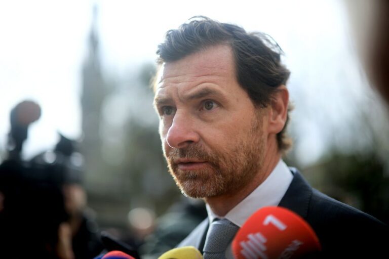 Villas-Boas critica rivais por caso dos e-mails e castigo de Suárez